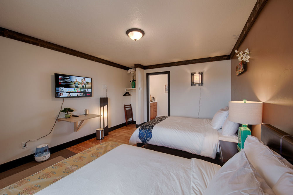 Tao'S Inn West Yellowstone Exterior photo
